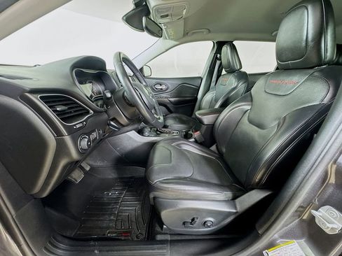 Used 2019 Jeep Cherokee Trailhawk AWD/4WD image 12