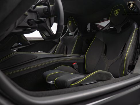 Used 2024 Lamborghini Revuelto image 29