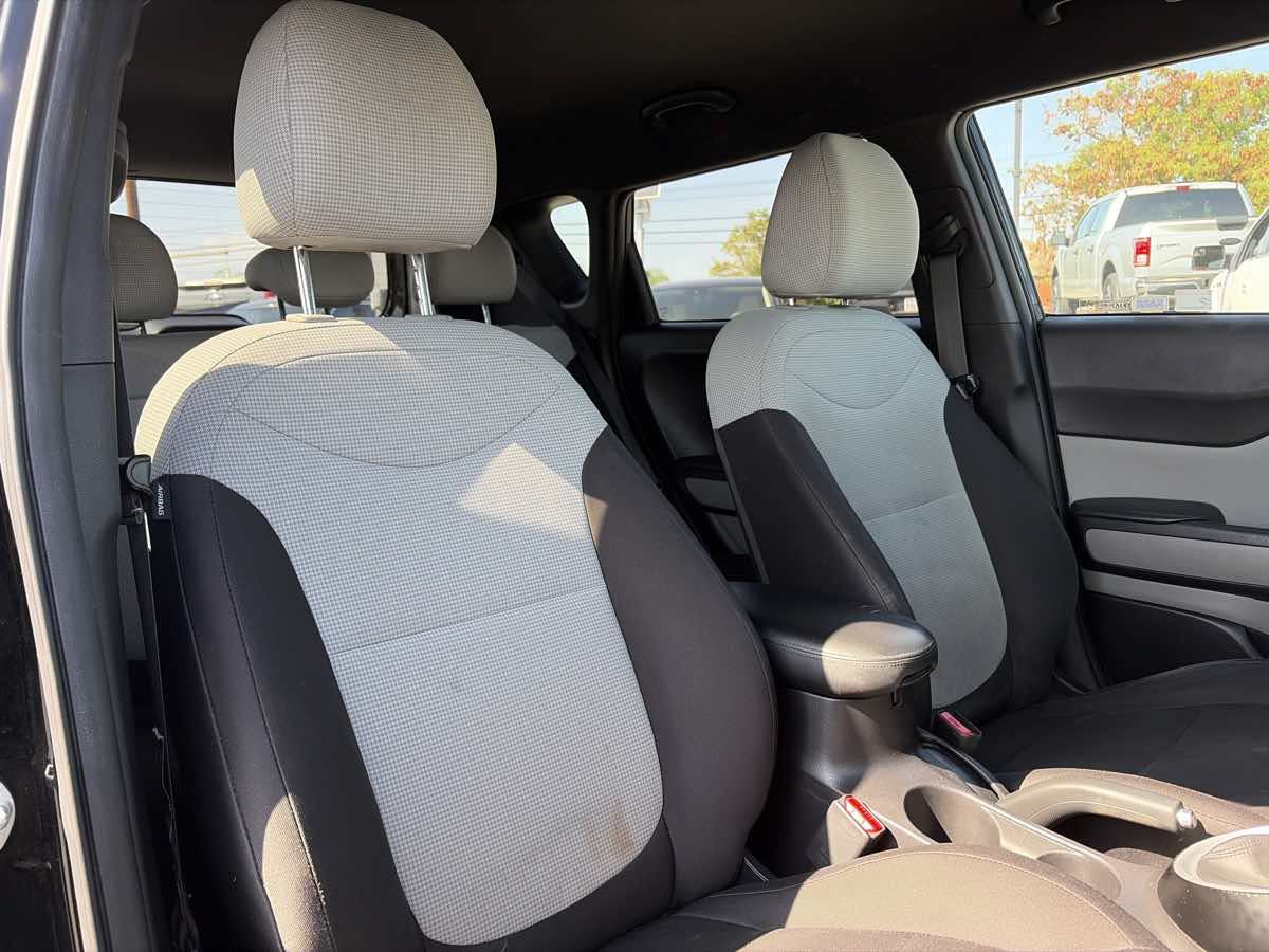 Used 2016 Kia Soul FWD image 28