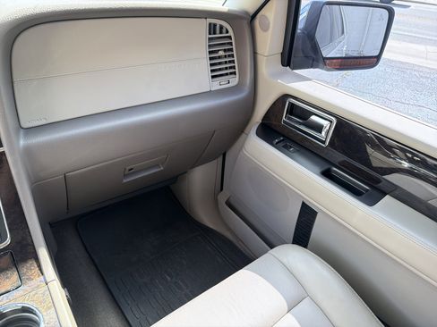 Used 2016 Lincoln Navigator Select RWD image 14