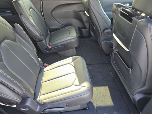 New 2026 Chrysler Pacifica Select image 25
