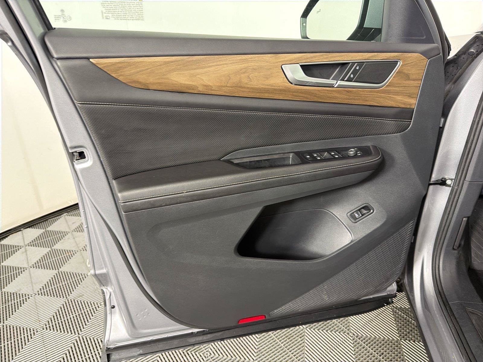 Used 2025 Volkswagen Atlas SE AWD/4WD image 8