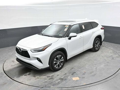 Used 2022 Toyota Highlander XLE AWD/4WD image 15