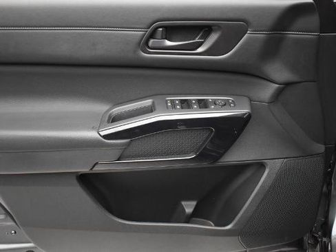 Certified 2025 Nissan Pathfinder SV FWD image 9