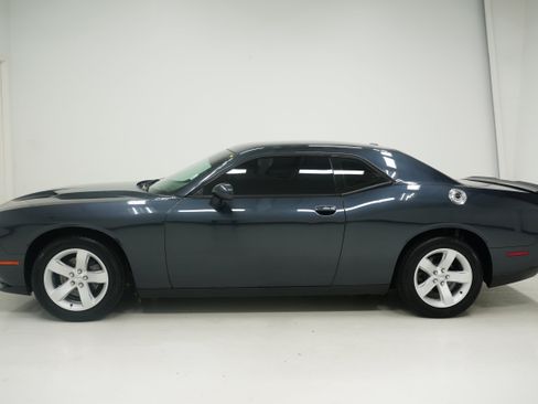 Used 2019 Dodge Challenger SXT RWD image 7