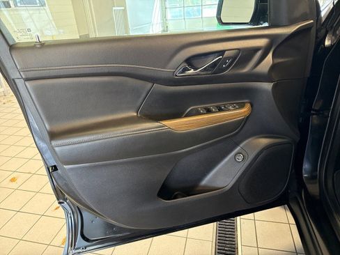 Used 2023 GMC Acadia SLE w/ Driver Convenience Package image 14