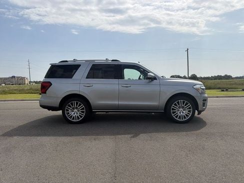 Used 2024 Ford Expedition Limited AWD/4WD image 2