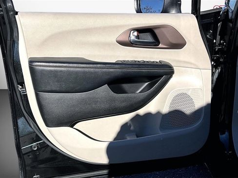 Used 2022 Chrysler Voyager LX image 18