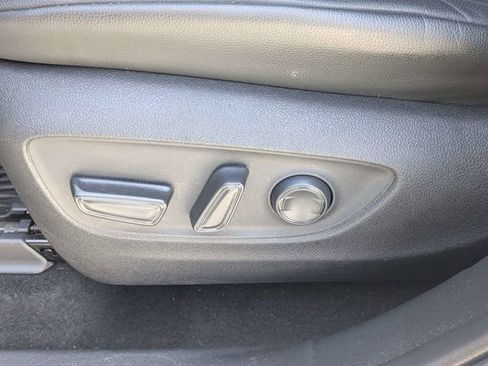 Used 2021 Toyota Highlander XLE FWD image 19