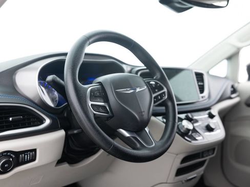 Used 2021 Chrysler Pacifica Touring FWD image 23