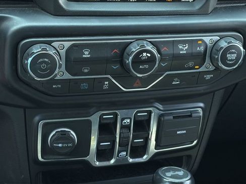 Used 2022 Jeep Wrangler Unlimited Sahara AWD/4WD image 13