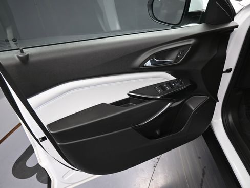 Used 2025 Chevrolet Trax LT w/ Driver Confidence Package image 13