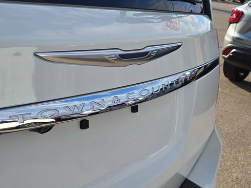 Used 2013 Chrysler Town & Country Touring image 38