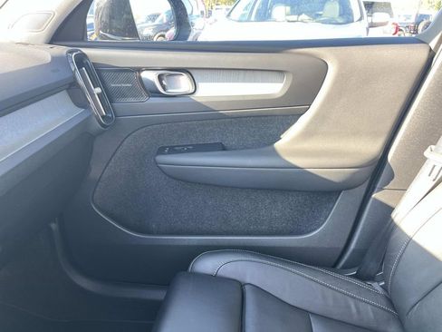 Used 2023 Volvo XC40 B4 Ultimate image 30