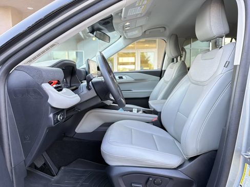Used 2025 Ford Explorer Active w/ Active Comfort Package RWD image 17