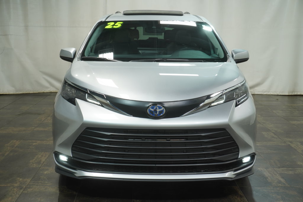 Used 2025 Toyota Sienna XLE w/ XLE Plus Package AWD/4WD image 9