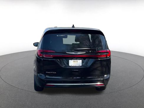 Used 2025 Chrysler Pacifica Select image 12