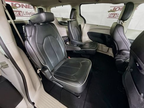 Used 2023 Chrysler Pacifica Limited AWD/4WD image 33