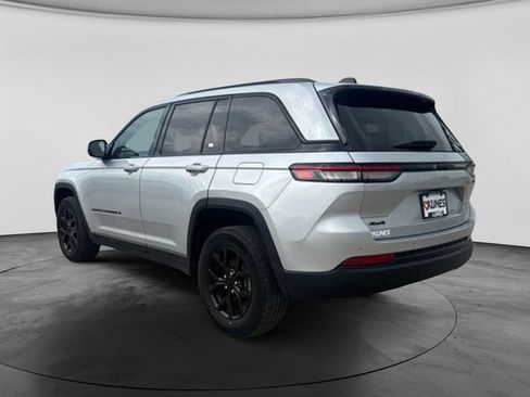 Used 2024 Jeep Grand Cherokee Altitude AWD/4WD image 9