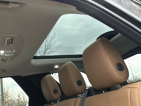 Certified 2025 Land Rover Discovery Metropolitan Edition image 26