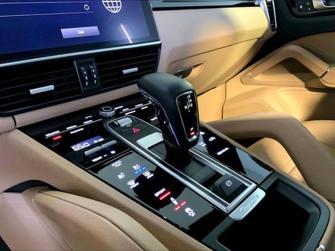 Certified 2023 Porsche Cayenne Platinum Edition AWD/4WD image 17