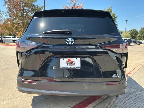 Used 2024 Toyota Sienna XLE FWD image 7