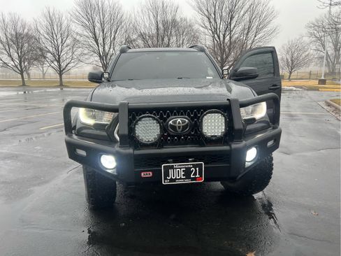 Used 2018 Toyota Tacoma TRD Off-Road image 3