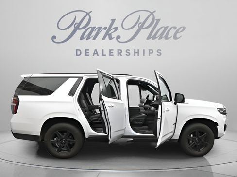 Used 2022 Chevrolet Tahoe Z71 w/ Luxury Package AWD/4WD image 18