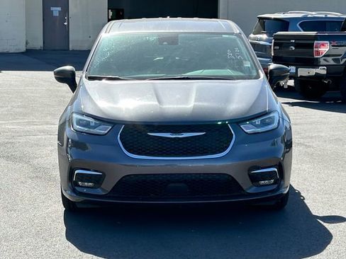 Used 2023 Chrysler Pacifica Touring-L FWD image 9