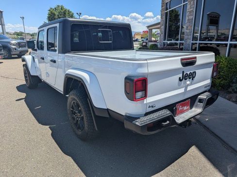 Used 2021 Jeep Gladiator Sport AWD/4WD image 3