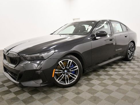 Used 2024 BMW 540i xDrive w/ Premium Package image 2