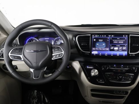 Used 2024 Chrysler Pacifica Touring-L image 32