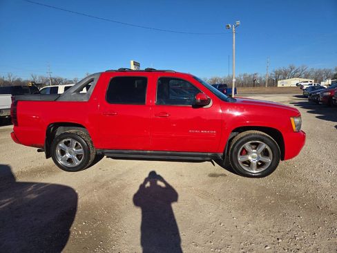 Used 2011 Chevrolet Avalanche LT w/ Luxury Package image 2