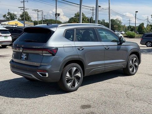 New 2025 Volkswagen Taos SE image 4