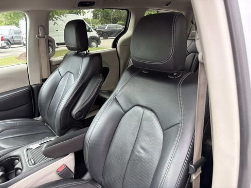 Used 2022 Chrysler Pacifica Touring-L FWD image 24