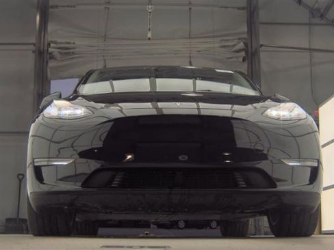 Used 2024 Tesla Model Y Long Range AWD/4WD image 4