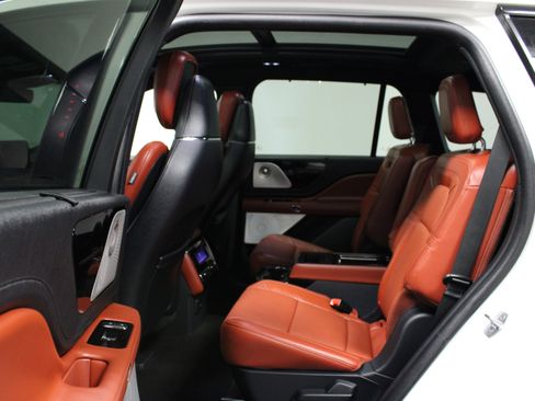 Used 2025 Lincoln Aviator Reserve w/ Luxury Package image 13