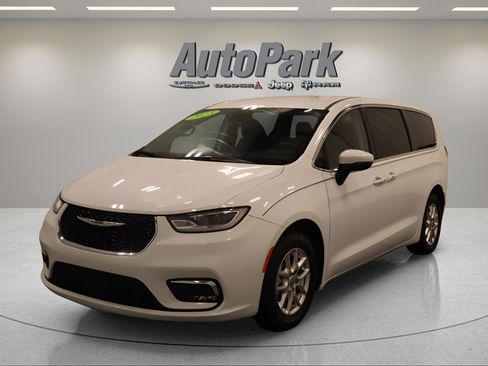 Certified 2023 Chrysler Pacifica Touring-L FWD image 6