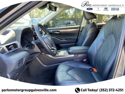 Used 2023 Toyota Highlander Platinum image 11