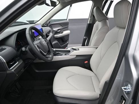 New 2026 Toyota Grand Highlander XLE image 11