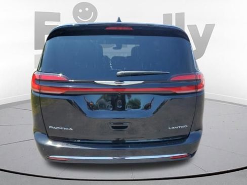Used 2026 Chrysler Pacifica Limited FWD image 4