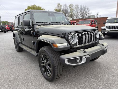 Used 2025 Jeep Wrangler Sahara image 3