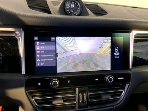 Used 2023 Porsche Macan Turbo image 31