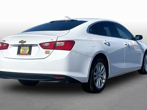Used 2018 Chevrolet Malibu LT FWD image 2