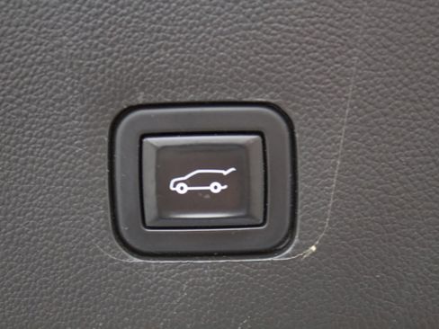 Used 2020 Chevrolet Traverse Premier image 32