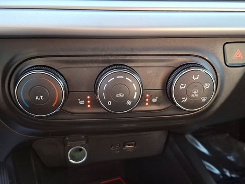 Certified 2025 Chevrolet Trax RS w/ Sunroof Package image 16