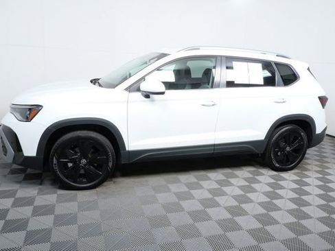 Certified 2025 Volkswagen Taos SE image 23