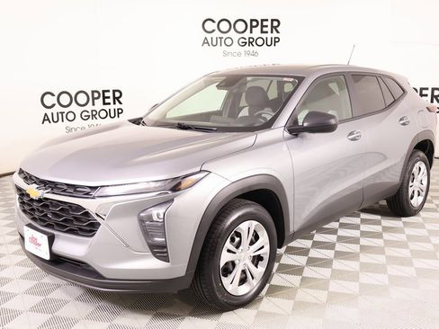 Used 2024 Chevrolet Trax LS w/ Driver Confidence Package image 9