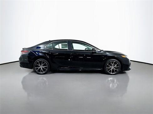 Used 2024 Toyota Camry SE image 9