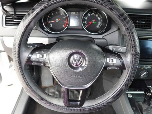 Used 2016 Volkswagen Jetta SE FWD image 9